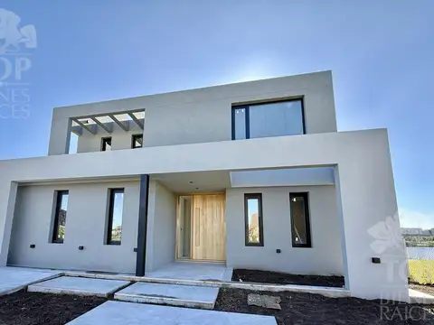 Casa 6 ambientes con 5 baños