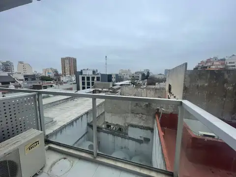 Monoambiente en Palermo con balcón en edificio con pileta