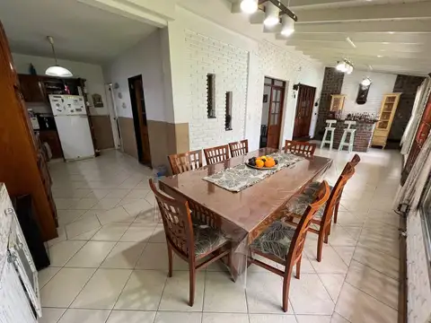 Casa 6 ambientes con 2 baños