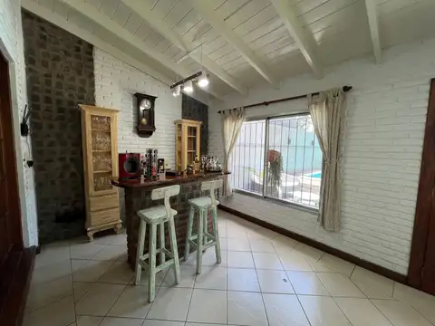 CASA 6 AMB. C/QUINCHO, PARRILLA, PILETA - B. VISTA