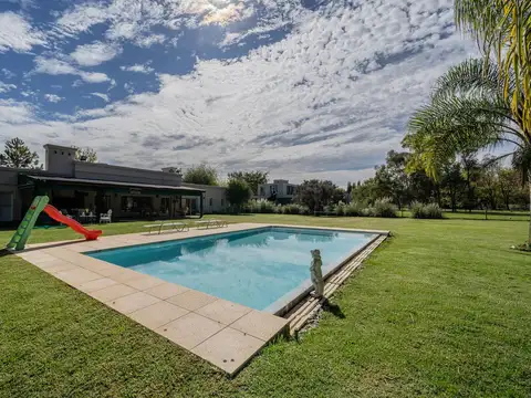 Casa en Venta con 2 cocheras