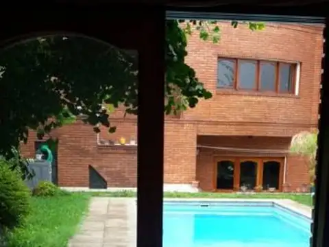 Casa 10 ambientes con 4 baños