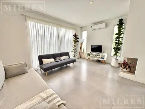 Casa en Alquiler con 2 cocheras