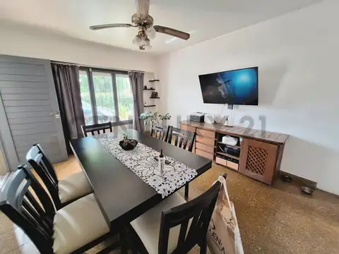 Casa 3 ambientes reciclada en zona intermedia