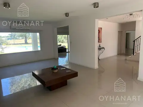 Casa en Alquiler con 2 cocheras