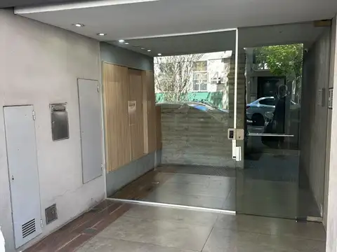 AMPLIO MONOAMBIENTE DIVIDIDO AL FRENTE CON BALCÓN, LAVADERO, MUY LUMINOSO APTO PROFESIONAL. EN EXCELENTE UBICACION