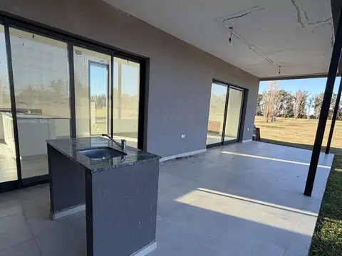 Casa 5 ambientes con 2 baños