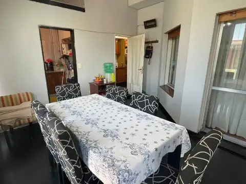 Casa 5 ambientes con piscina y quincho en excelente zona residencial (GD-115)