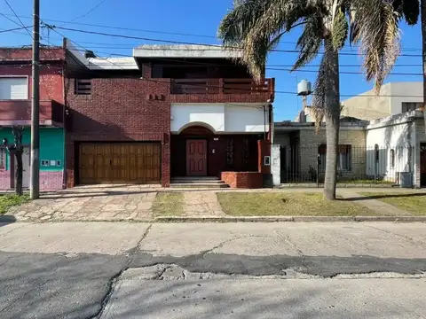 Casa 5 ambientes con piscina y quincho en excelente zona residencial (GD-115)
