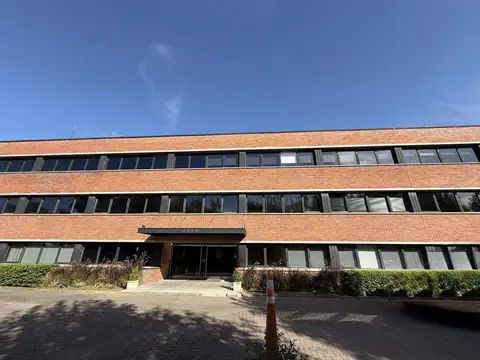 Oficina 9 ambientes con 2 baños
