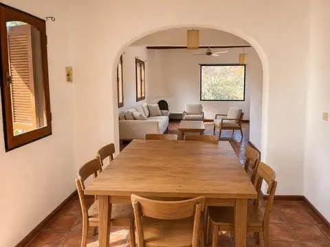 Casa 4 ambientes con 2 baños