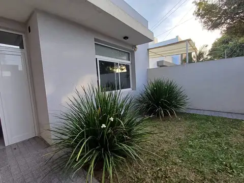 Casa 6 ambientes con 2 baños