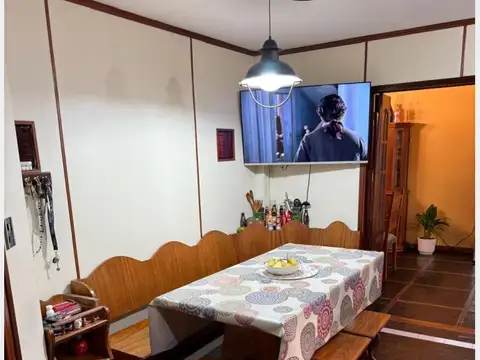 Casa 6 ambientes con 2 baños