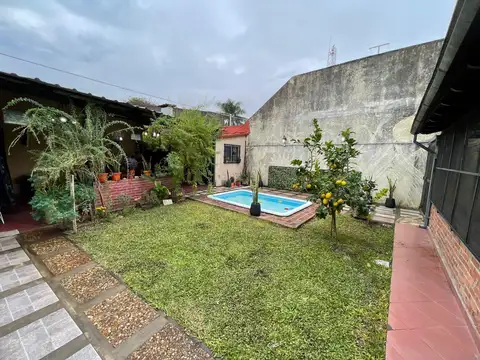 VENTA Casa 4 ambientes con Cochera Quincho y Patio con Pileta