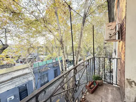 Venta depto 2 ambientes Almagro. Al frente con balcon-Gran potencial de renovación