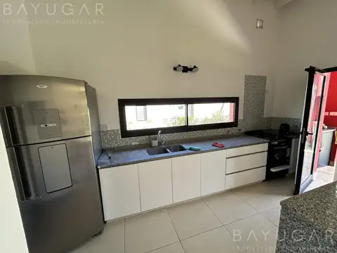 Casa 4 ambientes con 2 baños