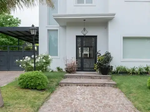 Casa en Venta con 3 cocheras