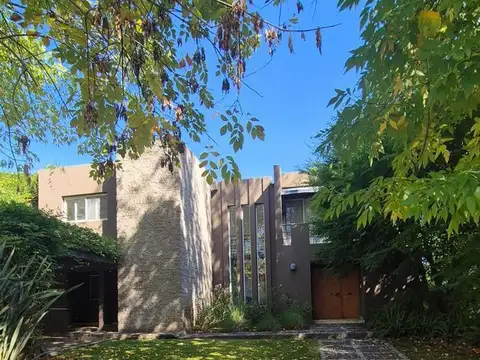 Casa en Alquiler con 4 cocheras
