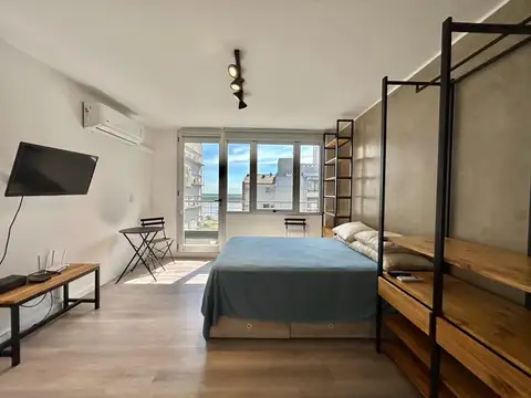 Monoambiente amoblado con vista al Rio, a metros del parque y Boulevard Oroño; pileta en edificio.