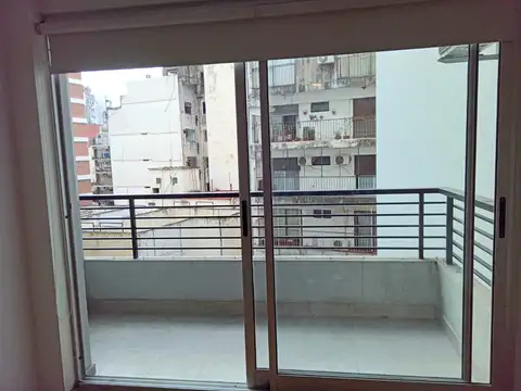 MONOAMBIENTE CON BALCON SUPER LUMINOSO