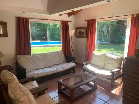 Casa 2 plantas, 5 amb. 260m2 cub. Barrio Melazzi, arbolado