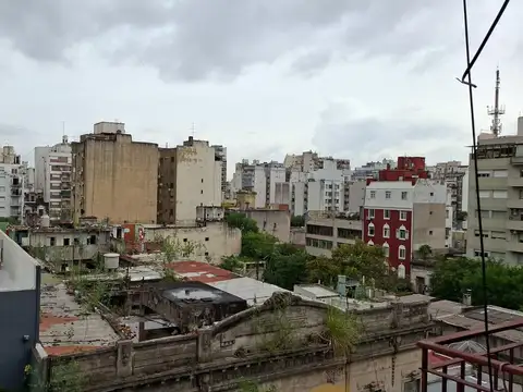 LUMINOSO MONOAMBIENTE AL FRENTE CON KITCHENETTE