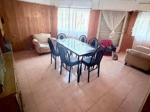 Casa 8 ambientes con 2 baños