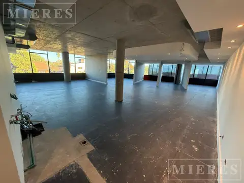 Oficina en Alquiler con 8 cocheras