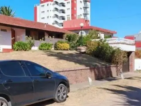 Casa en venta - 3 Dormitorios 3 Baños - Cochera - Villa Gesell