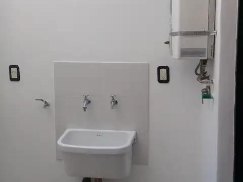 AMPLIO TIPO CASA  PLANTA BAJA DIVISIBLE CON PATIO . SIN EXPENSAS