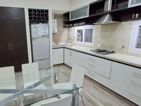 Casa en Alquiler con 1 cochera