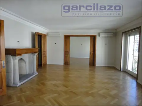 Excelente piso en edificio de gran categoría. En esquina.