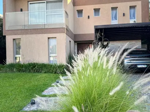 CASA 5 AMBIENTES EN BARRIO LAS ACACIAS