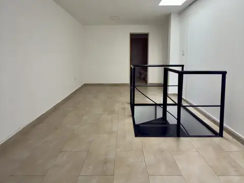 Local En Alquiler, Al Frente, Vidriado, 2 Plantas, Baño, La Plata