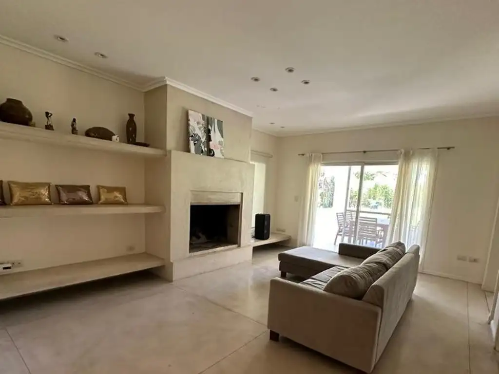 Casa - 270  m² Cubierta | 3 dormitorios | 10 años | 3 baños | 4 ambientes | 6 cocheras