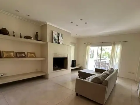 Casa 4 ambientes con 3 baños