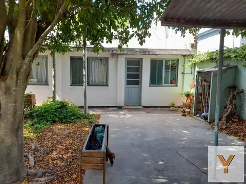 Casa en venta - 2 Dormitorios 1 Baño - 216Mts2 - Los Hornos