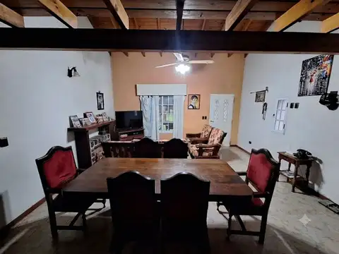 Casa 4 ambientes con 2 baños