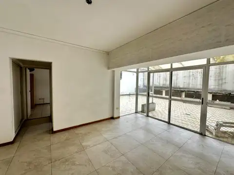 2 ambientes con gran patio al pulmón de manzana. Único!