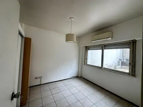 2 ambientes con gran patio al pulmón de manzana. Único!