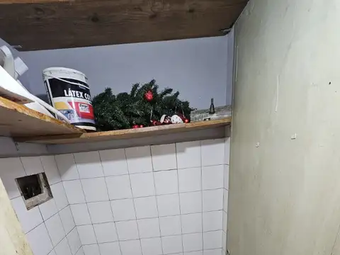 Local a la Calle con vidriera 3.55x6.37 Zona Comercial de Cortina