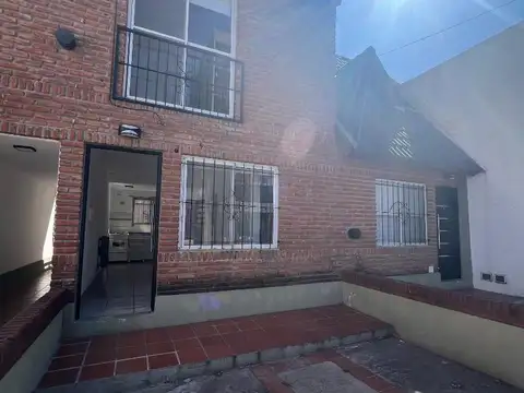 Duplex en alquiler de tres ambientes