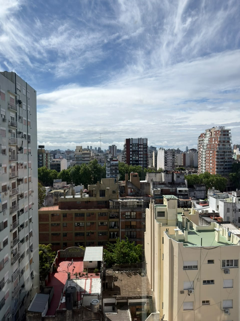 AMPLIO Y LUMINOSO MONOAMBIENTE CON BALCON Y LAVADERO S/AV. RIVADAVIA