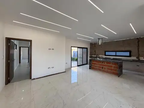 Casa 2 dormitorios a estrenar, galería con parrillero y pileta en Pueblo Esther