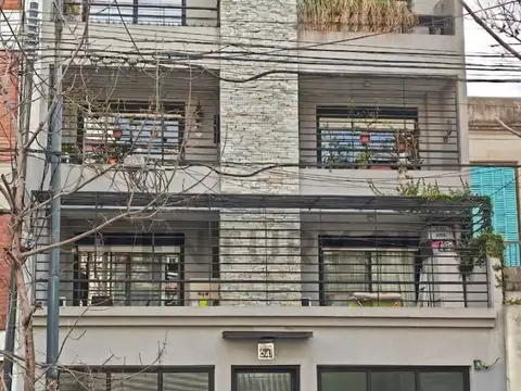 Alquiler - Excelente 3 ambientes con cochera, balcón aterrazado y parrilla en Villa Crespo