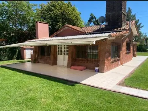 Casa quinta con pileta en venta en Benavidez