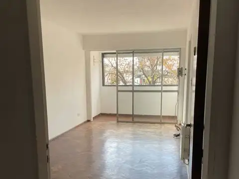 Luninoso piso exclusivo 3 dormitorios. Amplia cochera posibilidad moto bicicleta. Dueño directo