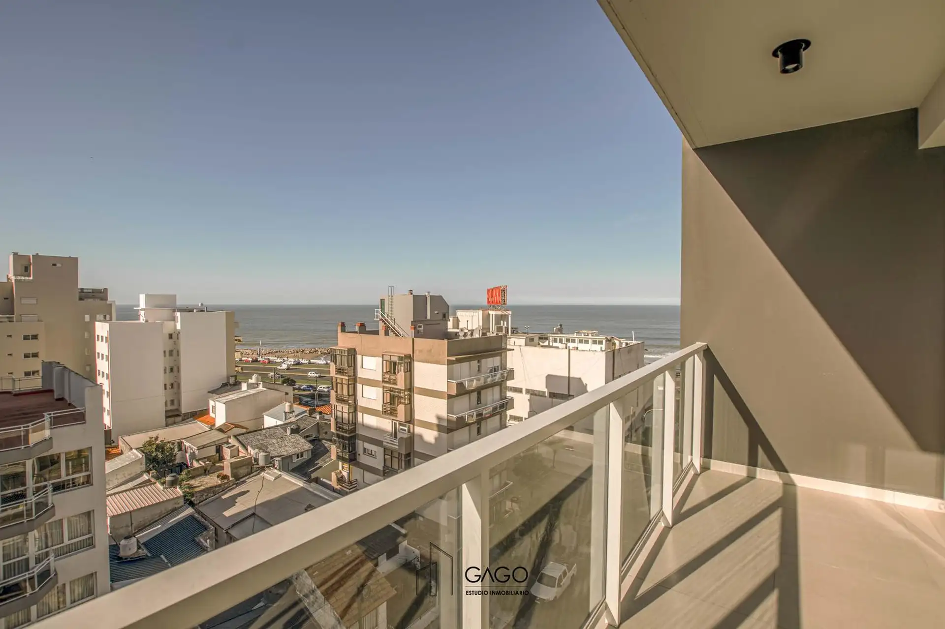Departamento Dos ambientes a estrenar cochera cubierta, sexto piso con balcón al frente y vista al Mar