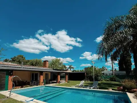 Casa en C.Bs.As & Uruguay / Sauce Viejo - 2 Dorm, Piscina