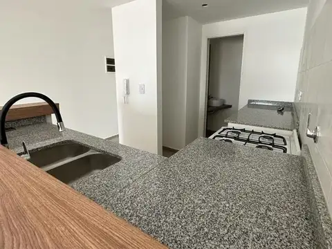 3 amb con balcón y cochera. Aceptaría permuta menor valor